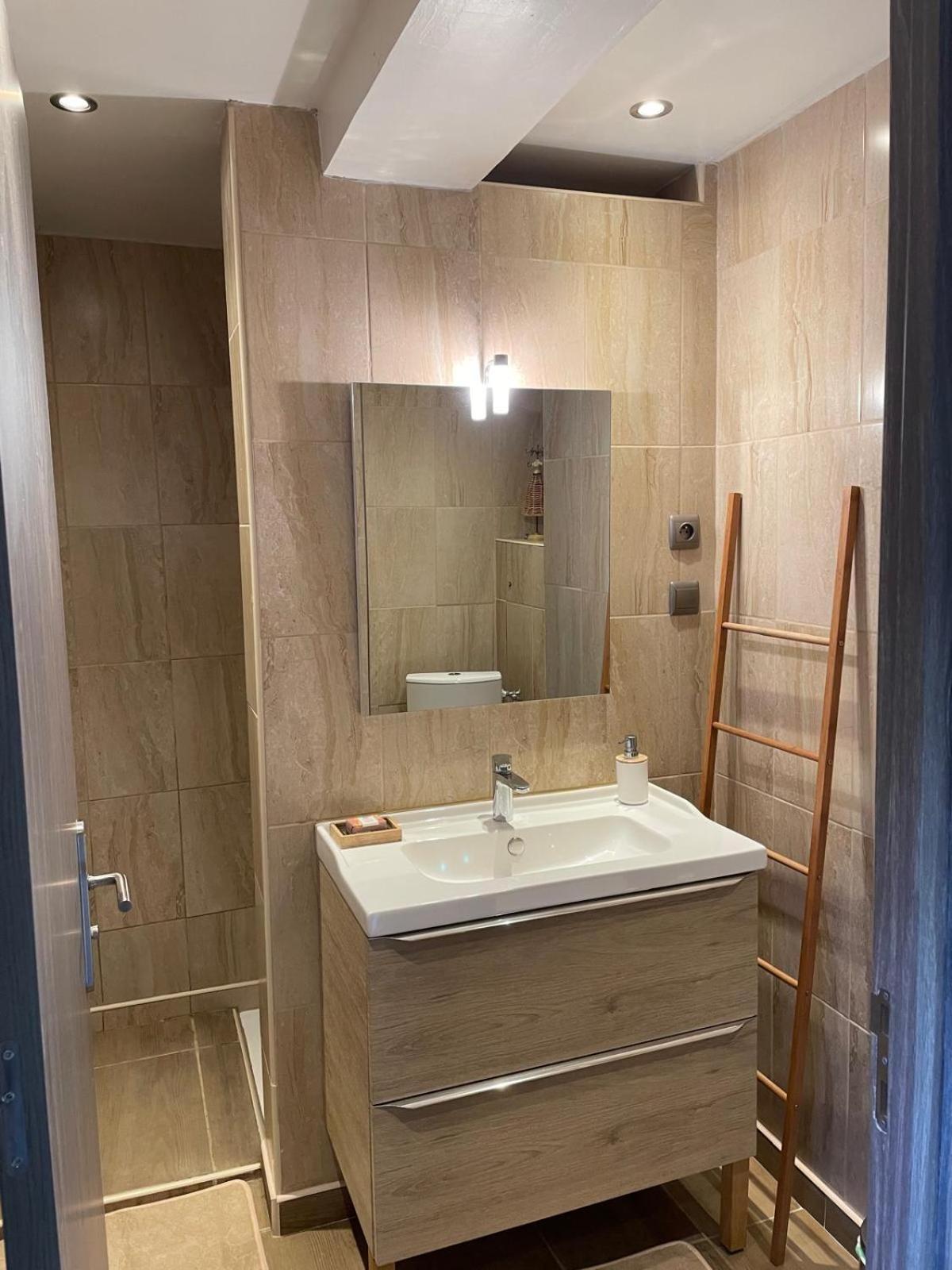 Appartement De Plain-pied Avec Jardin *